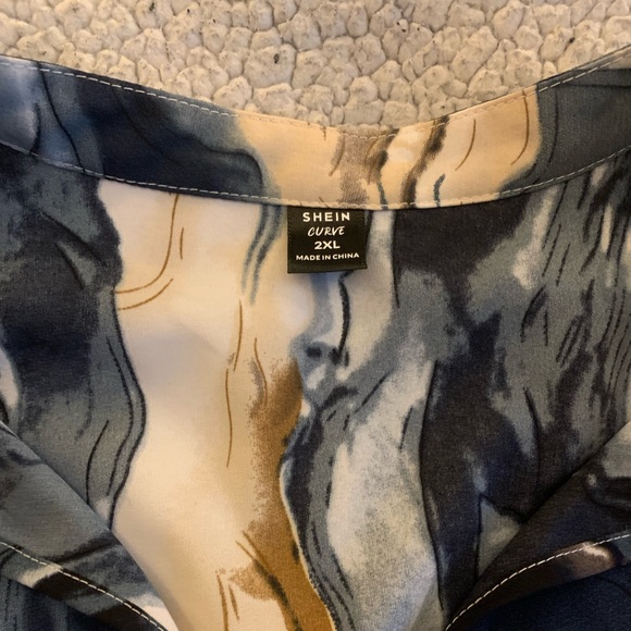 Long sleeve lightweight blouse. - Picture 3 of 3